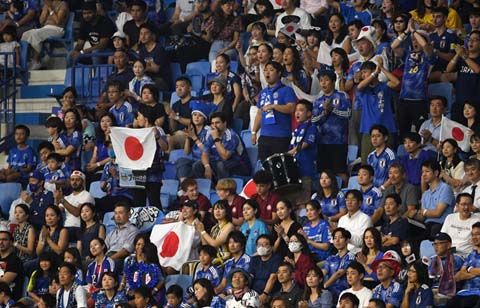 「これが日本の文化なんだ」W杯開幕戦でゴミ拾いする日本人サポーターを海外称賛「まさか本当だとは思わなかった」