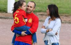 「VIP席じゃないの？」家族でスペイン代表のW杯初戦を見守るイニエスタの姿が反響！「近くだったら驚く」