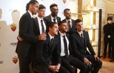 来日中ローマの7選手がパートナーシップ結ぶFENDIのイベントに出席！　日本の子供たちとツーショット撮影も