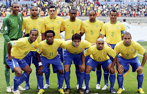 超豪華！ W杯でも共演したブラジルのレジェンド4人がスタンドに勢揃い、その後ろの人物にも注目集まる
