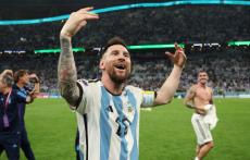 アルゼンチン4強入りにメッシが胸を張る！　一方でイエロー乱発の主審に「FIFAは検証を」