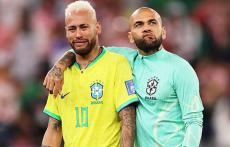 「この涙を生かさなければ」ダニ・アウベスがW杯敗退のブラジル代表に言及、ネイマールについては「信じている」と次のW杯出場に期待