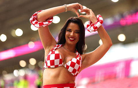 躍進のクロアチアを応援するセクシー美女サポーター、フォロワー爆増で200万人超え…毎試合異なる衣装で沸かせる