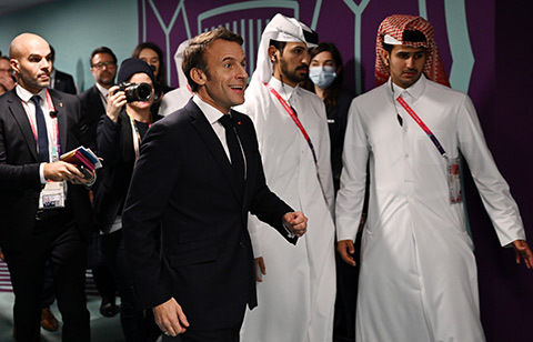 フランス大統領、好ゲームを称えるためモロッコ代表のドレッシングルームを訪れ選手らと握手＆ハグ「我々の友情を伝えたい」