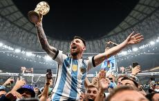 悲願のW杯優勝を成し遂げたメッシ｢世界王者の称号を背負ってアルゼンチンのためにプレーし続けたい｣