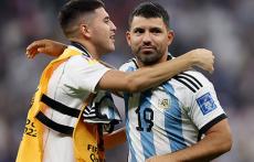 「この瞬間が見られるなんて」アルゼンチン代表が粋な計らい、病により引退したアグエロがW杯トロフィーを掲げる「世界チャンピオン、愛してる」
