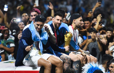 「これは映画か」W杯王者アルゼンチンがパレード！ 選手たちがバスの上で太鼓を叩き、歌い、踊る「感動的だ」