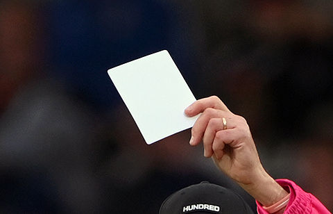 ポルトガルの試合で主審が“ホワイトカード”を掲示！　メディカルの人命救助称える