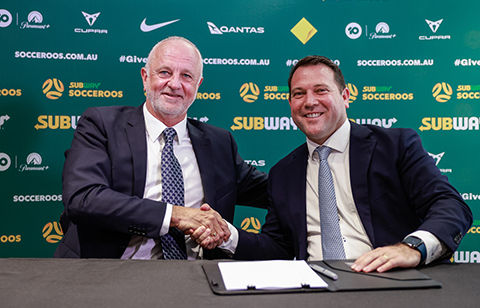 カタールW杯16強のオーストラリア代表がアーノルド監督と契約延長、2026年W杯まで「大きなタイトルに挑戦していきたい」