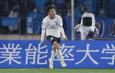 衝撃OG記録も…横浜FCが小川航基の2発で湘南とドロー【明治安田J1第2節】