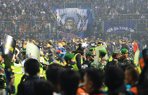 135名死亡のサッカー界最大の悲劇から半年…インドネシアで当事者の2チームが事故後初対戦、無観客で開催