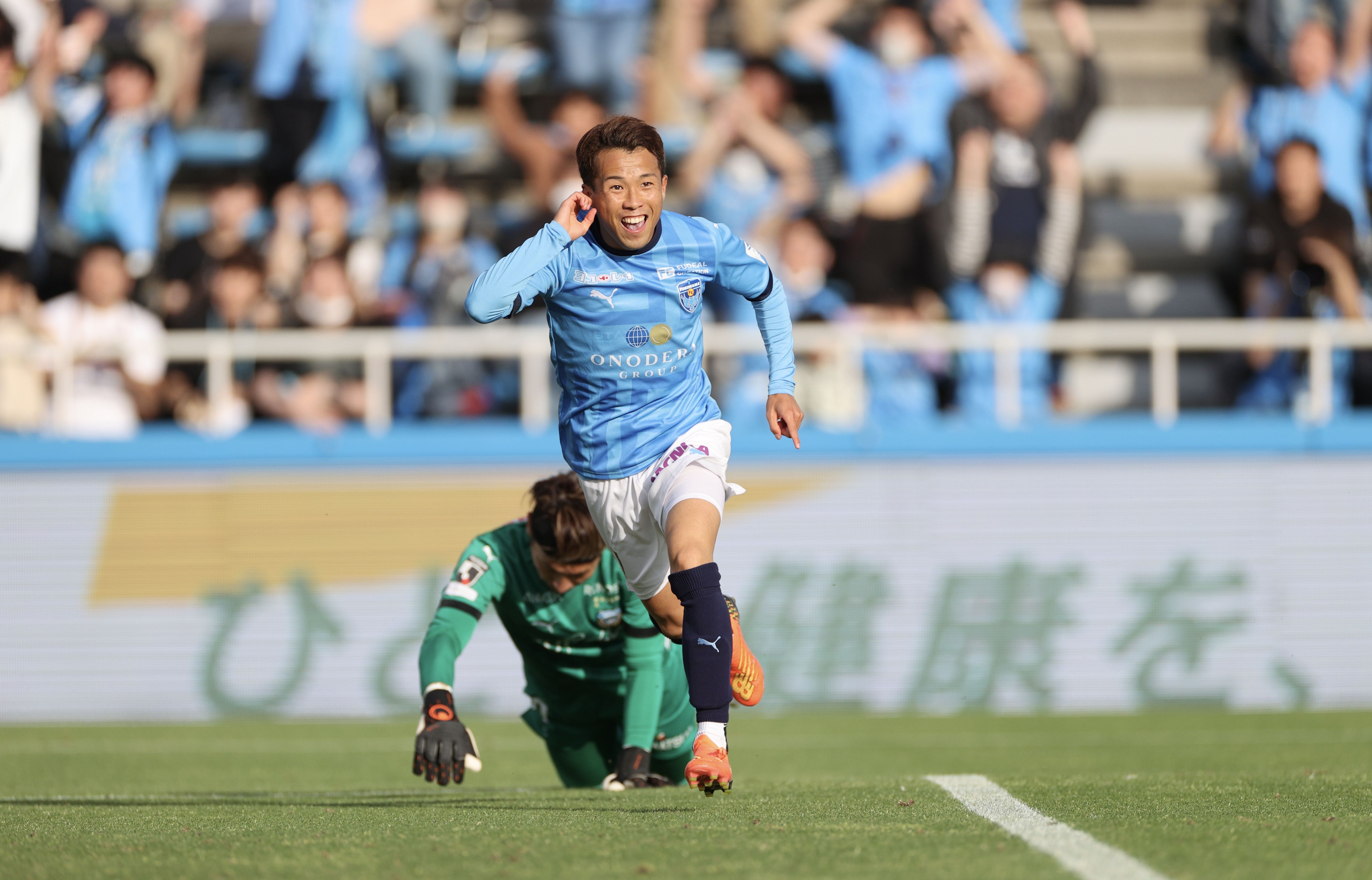 横浜FCがカウンターからの2発で2連勝達成！　川崎Fは瀬古の直接FKで反撃も及ばず【明治安田J1第14節】