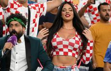 「素晴らしい！！」「すごい女王様」W杯で話題のクロアチア美女サポーターが再び試合観戦！ 手がけた各国国旗の水着が話題に「いいね！」「どこで買える？」