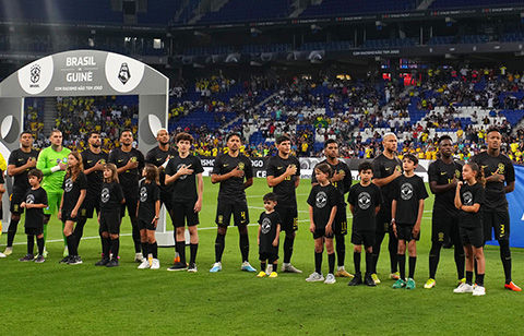 異例の“オールブラック”ユニ、「人種差別があれば試合はない」とブラジル代表が反人種差別を訴え…スタジアムの装飾もブラックに