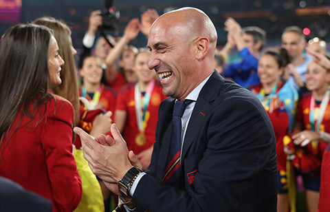 「悪意はなかった」スペイン女子代表のW杯優勝後に唇にキスで大騒動、サッカー連盟会長が謝罪「私は確かに間違っていた」