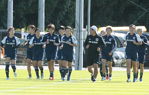 パリ五輪予選に臨むなでしこジャパンの舞台裏公開！ 西シェフとの再会や代表初ゴールの中嶋、守屋の声も