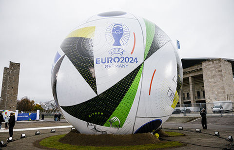 ユーロ2024公式球が発表に！W杯でも採用のコネクテッド・ボール、カラフルなエッジ模様にスタジアムのイラストも