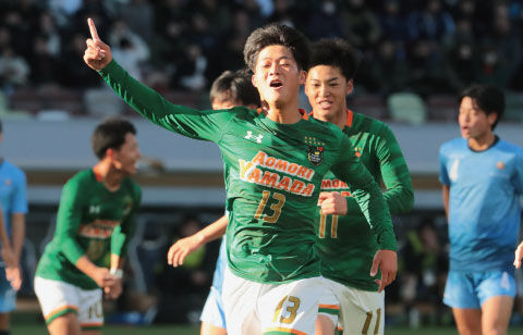 青森山田が2大会ぶり4度目王者に！ U-18プレミア覇者が盤石の強さで近江を3発撃破【高校サッカー選手権】