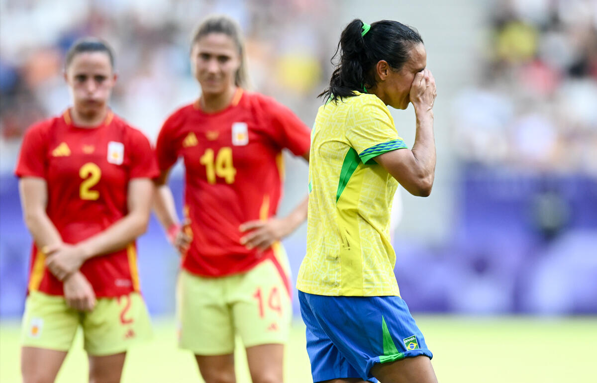 危険プレーで一発退場…涙で退場のブラジルの重鎮38歳FWマルタの行動にスペインの選手はリスペクト「偉大さを感じた」「偉大なレジェンドだった」