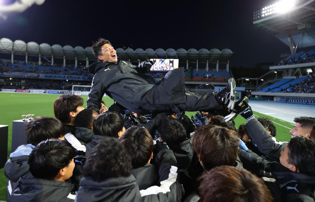 鬼木達監督のラストマッチに家長昭博や小林悠が花添える！ 川崎Fが3発快勝、福岡は長谷部茂利監督の最終戦を勝利で飾れず【明治安田J1第38節】