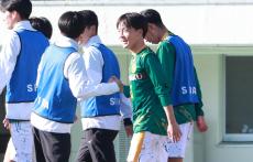 静学が前大会王者撃破の高川学園破って8強入り！　加藤佑基の鮮やか突破弾に篠塚怜音が3戦連発【全国高校サッカー選手権大会】