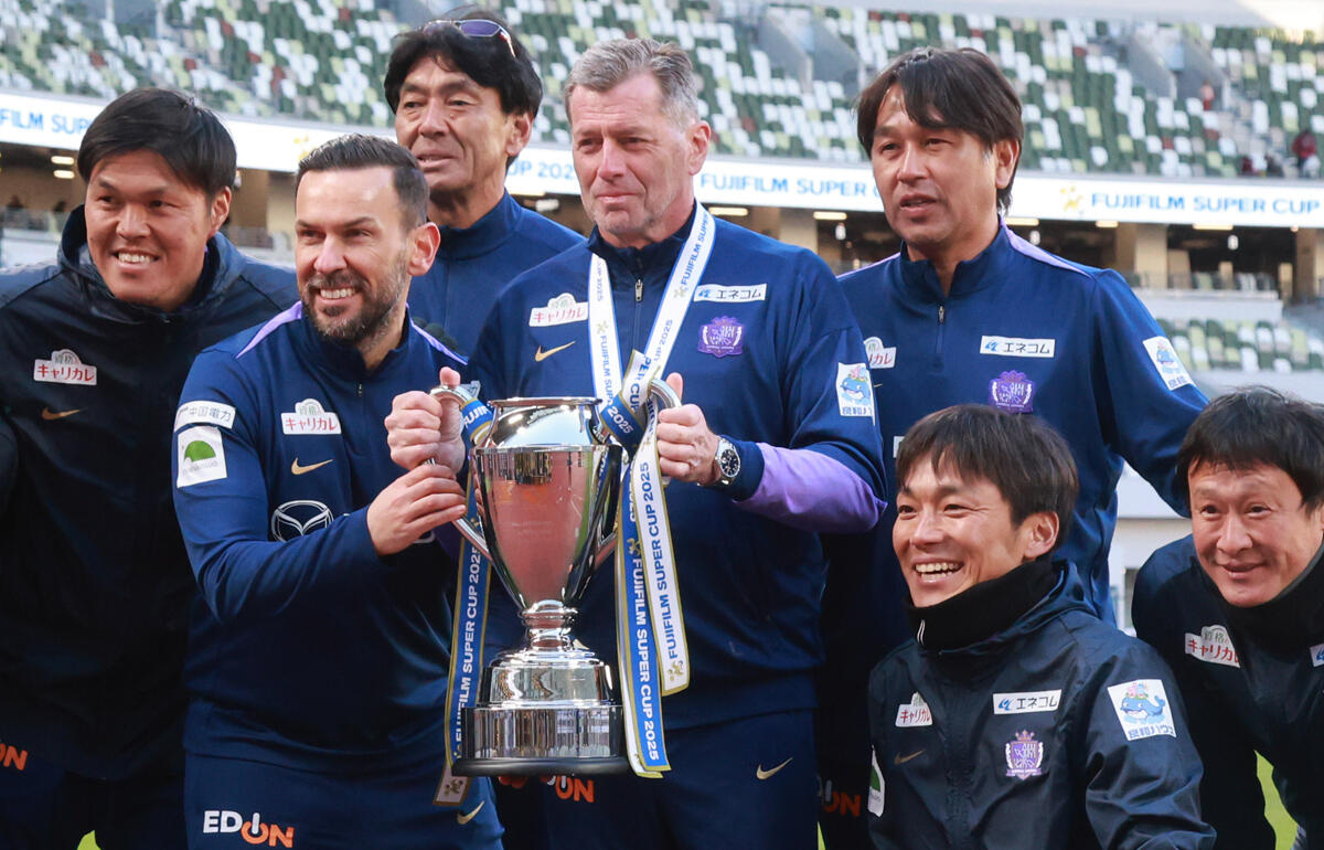 「非常に満足。魅力的なサッカーができた」チーム5度目のスーパー杯優勝、広島・スキッベ監督は18歳MF中島洋太朗を称賛「類い稀な才能を持った選手」