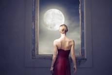月と女性の密接な関係とは？　「ムーンヨガ」で心身のセルフケアを始めよう （動画あり）