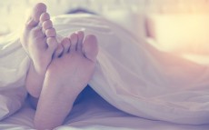足の不快感で眠れない…もしかしたら「むずむず脚症候群」かも？