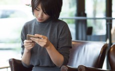 猫背に老顔に二重アゴ。3大スマホ老化は来年に持ち越さない！