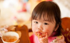 食べこぼし、クレヨン、泥汚れ…子ども服の「ガンコ汚れ」を落とす方法