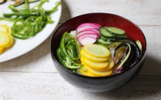 家にある調味料と和えるだけ！　辛くない「夏野菜の彩りビビンバ風」【今日の時短ごはん Vol.13】