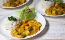 自家製カレーがすぐできる！ 辛さ控えめで子どもにやさしい「夏野菜と厚揚げの時短カレー」【今日の時短ごはん Vol.20】