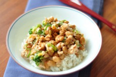 納豆丼に鶏肉をプラス！子どもスクスク鶏ひき納豆丼