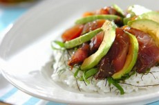 おしゃれなカフェ風に。カツオの「洋風手こね丼」