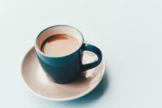 紅茶のカフェインはコーヒーと比べて多い？1日に何杯飲んでよいかも確認