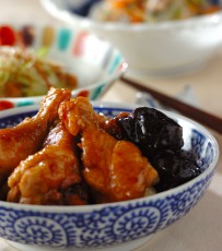 今日の献立は「鶏手羽元のプルーン煮」