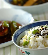 今日の献立は「たくあんと枝豆の混ぜご飯」