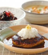 今日の献立は「和風旨みチキンハンバーグ」