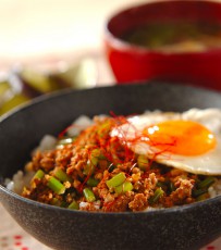 今日の献立は「ピリ辛みそそぼろご飯」