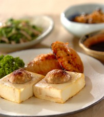 今日の献立は「豆腐の肉詰めグリル焼き」