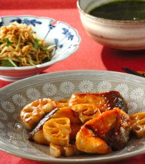 今日の献立は「ブリとレンコンの照り焼き」