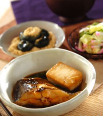 今日の献立は「豆腐入りカレイの煮付け」