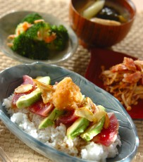 今日の献立は「マグロとアボカドのサッパリおろし丼」