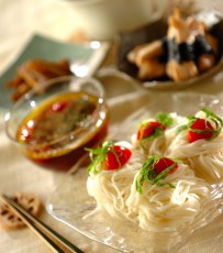 今日の献立は「さっぱり！トマトとオリーブオイルめんつゆのそうめん」