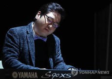 作曲家ユン・イルサン、沈没事故犠牲者へ哀悼演奏曲を捧げる