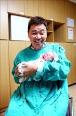 カン・ウォンレ＆キム・ソン夫妻、体外受精で第一子誕生