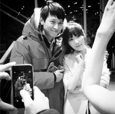 「少女時代」テヨン、カン・ドンウォンとの記念写真に“ドキドキ”