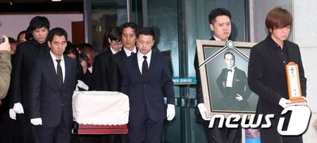 「江南スタイル」PSYも故シン・ヘチョルの死因究明を訴える