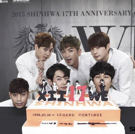 「SHINHWA」、デビュー17周年記念ショットを公開 「長寿グループの威厳」