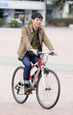 「JYJ」ユチョン、ドラマ「匂いを見る少女」撮影中に自転車に乗って余裕を満喫